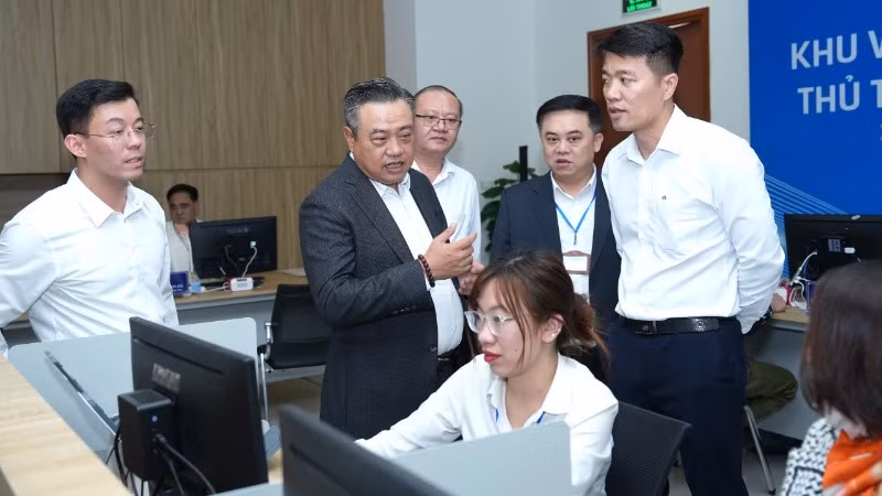 Đồng chí Trần Sỹ Thanh kiểm tra thực tế tại Chi nhánh số 1 thuộc Trung tâm Phục vụ hành chính công thành phố Hà Nội.