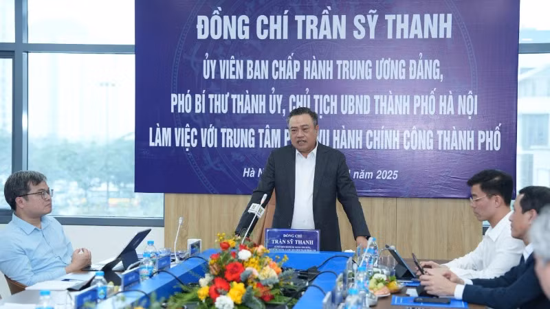 Đồng chí Trần Sỹ Thanh làm việc với Trung tâm Phục vụ hành chính công thành phố Hà Nội. 