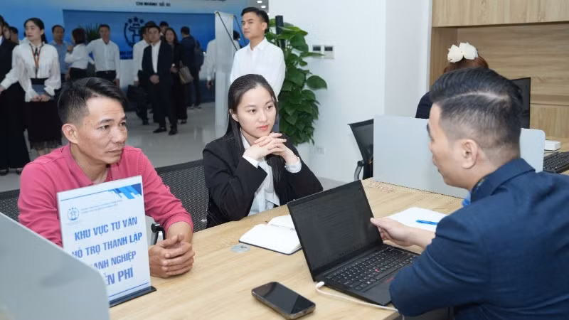 Cán bộ Trung tâm Phục vụ hành chính công thành phố Hà Nội tư vấn lĩnh vực thành lập doanh nghiệp cho người dân.