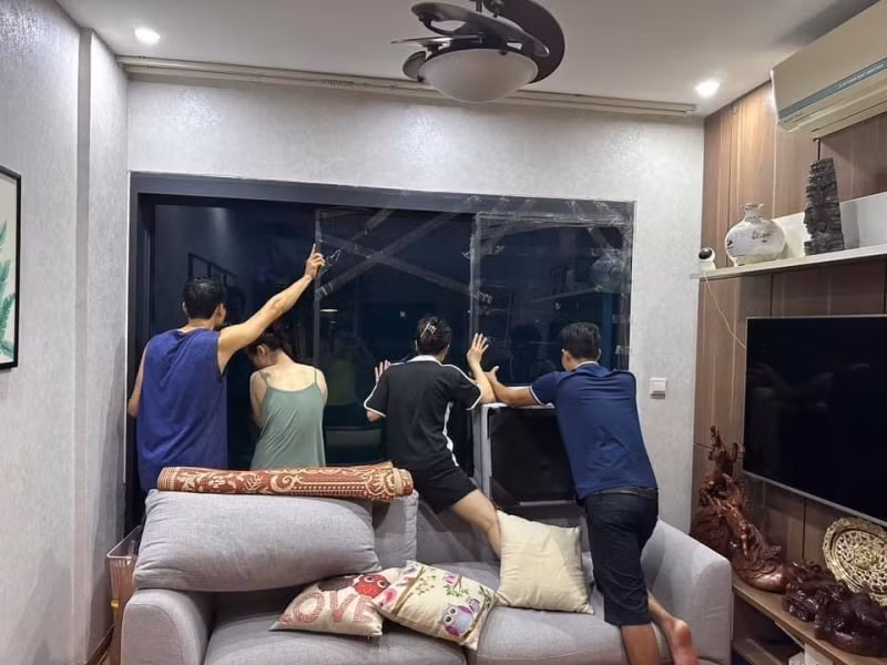 Theo các cư dân tại chung cư, nhà nào có cửa kính đúng hướng gió bão thì bị rung lắc mạnh, rất nguy hiểm. Theo các cư dân tại chung cư, nhà nào có cửa kính đúng hướng gió bão thì bị rung lắc mạnh, rất nguy hiểm.