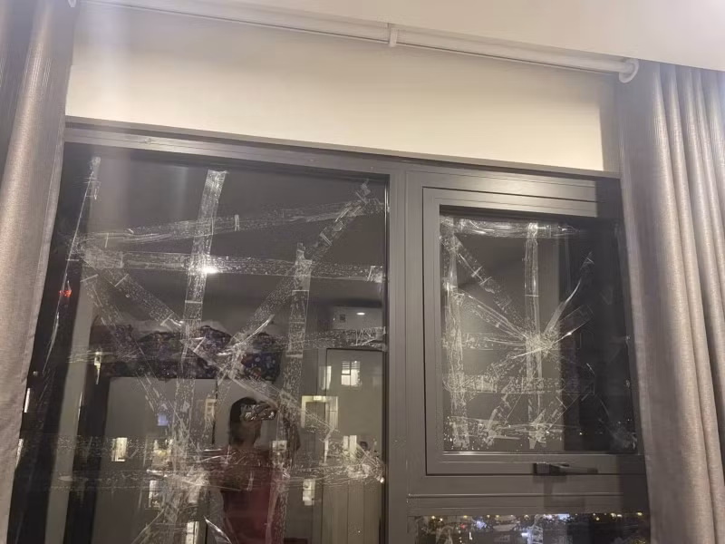 Một căn hộ khác tại khu HH Linh Đàm thì dùng băng dính gia cố thêm cho cửa kính. Một căn hộ khác tại khu HH Linh Đàm thì dùng băng dính gia cố thêm cho cửa kính.