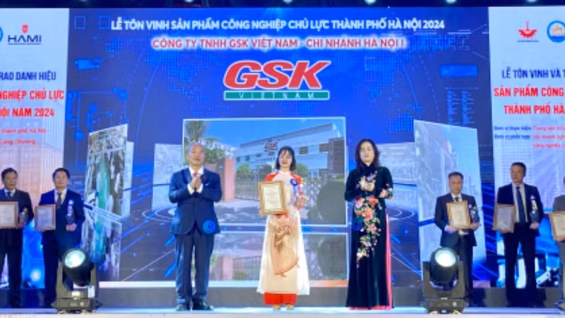 Lãnh đạo Sở Công thương Hà Nội trao chứng nhận Sản phẩm công nghiệp chủ lực cho các doanh nghiệp.