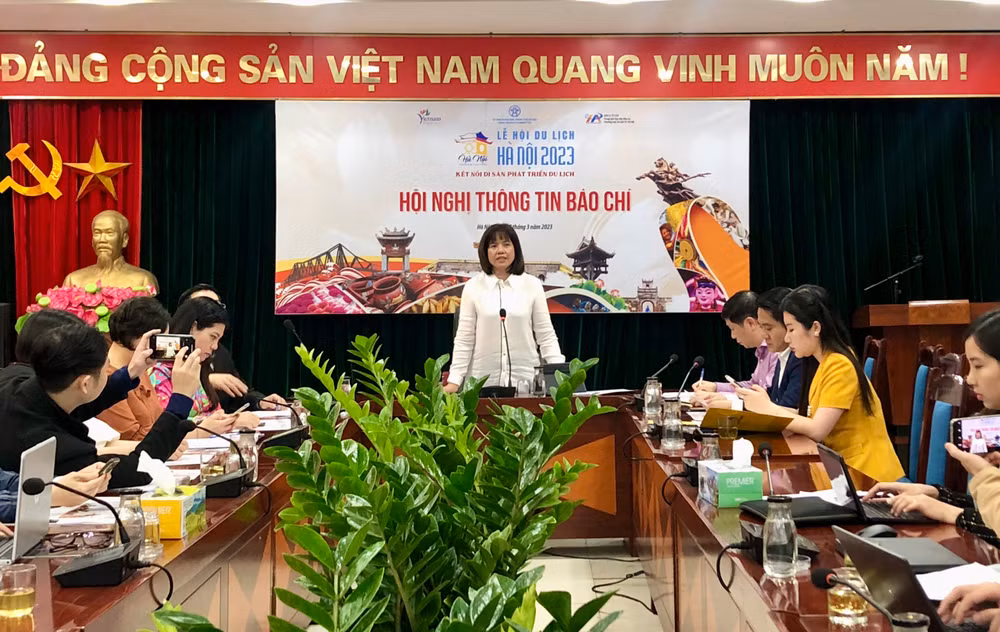 Lãnh đạo Trung tâm Xúc tiến Đầu tư, Thương mại, Du lịch Hà Nội thông tin tại buổi họp báo.