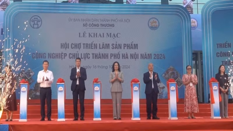 Các đại biểu thực hiện nghi thức khai mạc chương trình.