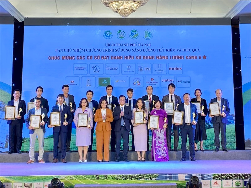 Lãnh đạo Sở Công thương Hà Nội trao chứng nhận cho các đơn vị đạt danh hiệu sử dụng năng lượng xanh 5 sao.