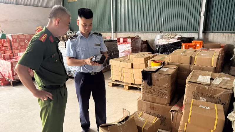 Lực lượng Công an và Quản lý thị trường Hà Nội kiểm tra hàng hóa vi phạm.