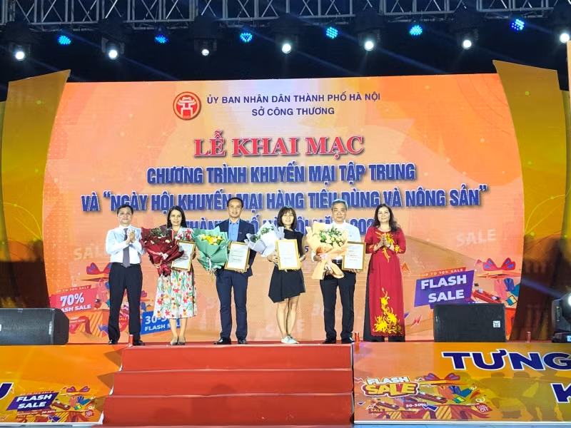 Tặng hoa cho các nhà tài trợ chính của Chương trình Khuyến mại tập trung thành phố Hà Nội năm 2023.