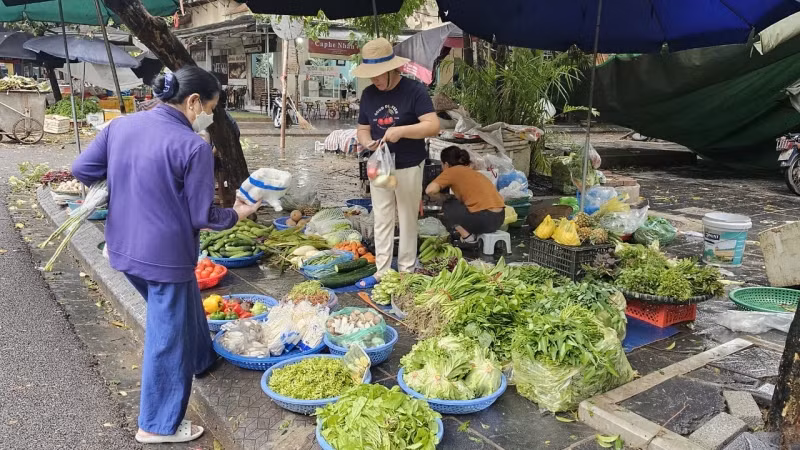 Một hàng bán rau xanh trên phố Nguyễn Thị Thập sáng 8/9.