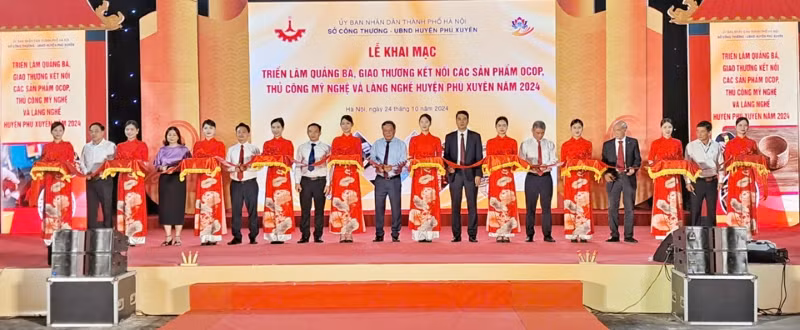 Các đại biểu thực hiện nghi thức cắt băng khai mạc chương trình.