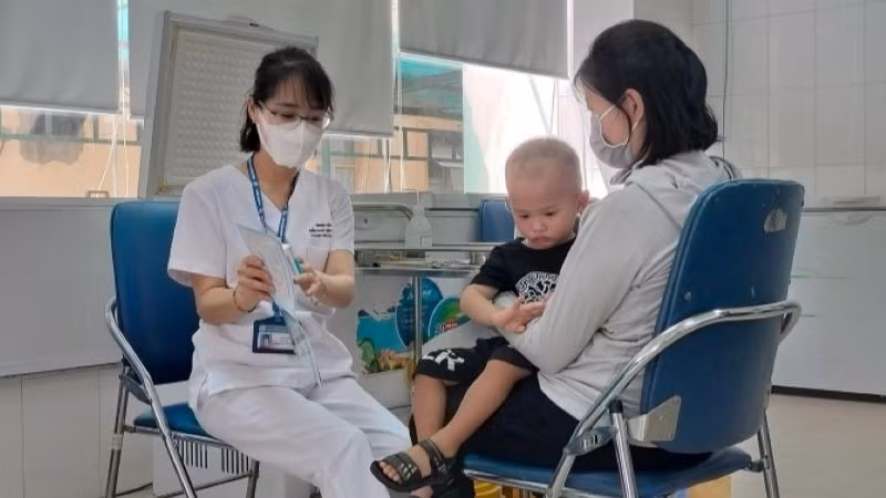 Ngành y tế khuyến cáo người dân chủ động tiêm chủng phòng bệnh đầy đủ, đúng lịch.