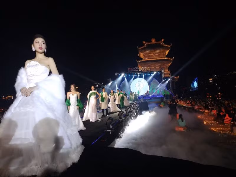 Màn trình diễn thời trang thu hút đông đảo người dân và du khách thích thú. (Ảnh: Văn Lúa)