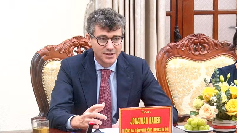 Ông Jonathan Baker đánh giá cao và ủng hộ chiến lược xây dựng Ninh Bình trở thành Đô thị di sản thiên niên kỷ. (Ảnh: YẾN TRÌNH)