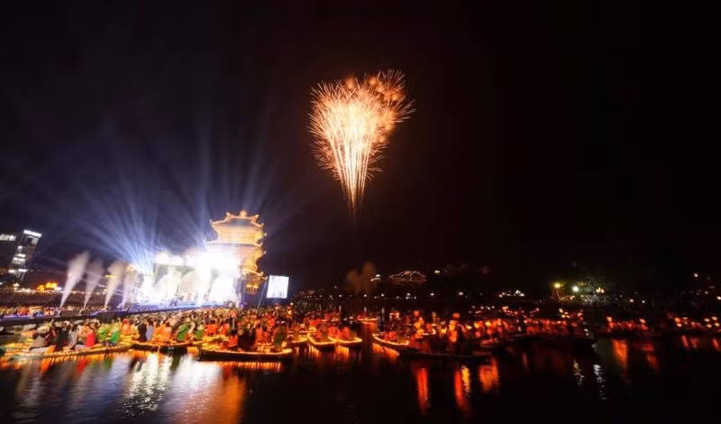 Khán giả có thể xem màn bắn pháo hoa ngay trên thuyền tại hồ Kỳ Lân. (Ảnh: PHOCOHOALU)