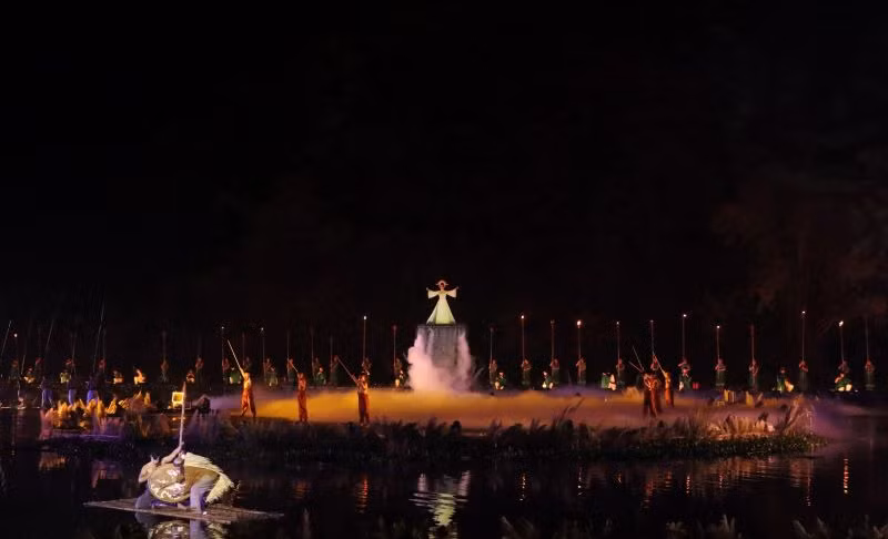 Tiết mục khai từ "Đất Cố đô" do Nghệ sĩ ưu tú Như Huỳnh và các diễn viên múa trình diễn trong đêm khai mạc. (Ảnh: Tống Quang)