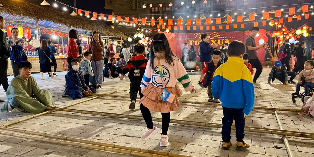 Lễ hội Tết xưa và phiên chợ quà tặng là một trong những sản phẩm du lịch mới, độc đáo, ấn tượng của tỉnh năm 2024 để thu hút, phục vụ nhân dân và khách du lịch đến tham quan, trải nghiệm và lan tỏa các giá trị truyền thống của dân tộc và vùng đất Cố đô Hoa Lư lịch sử. Ảnh: Yến Trinh