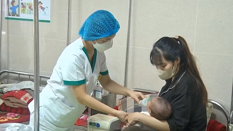 Trung bình mỗi ngày có gần 10 bệnh nhi nhập viện do cúm A. (Ảnh: Yến Trinh)