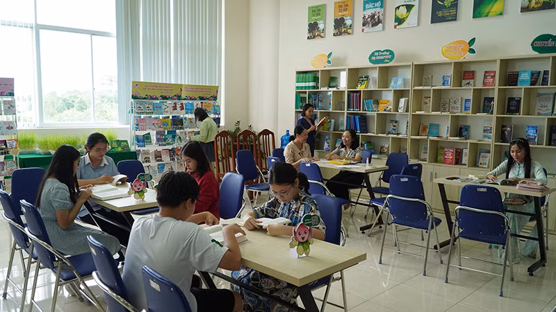 Bạn đọc trẻ tại phòng đọc chuyên đề nông nghiệp-du lịch, Thư viện tỉnh Đồng Tháp.