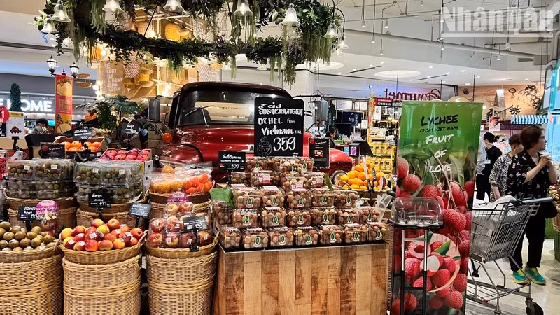 Vải tươi từ Lục Ngạn, Bắc Giang được bày bán tại siêu thị Gourmet Market ở Bangkok. (Ảnh: XUÂN SƠN) 