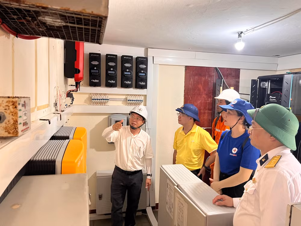 Lãnh đạo Tập đoàn Điện lực Việt Nam và Tổng công ty Điện lực miền nam khảo sát, kiểm tra các trạm tích điện trên đảo Đá Đông A vào tháng 5/2024.