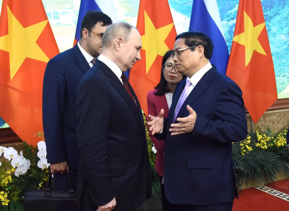 Thủ tướng Phạm Minh Chính trao đổi với Tổng thống Liên bang Nga Vladimir Putin.