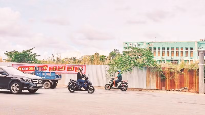 Khu “đất vàng” tại góc đường Trần Huỳnh-Lê Duẩn, Phường 1, thành phố Bạc Liêu bị bỏ hoang nhiều năm qua, cỏ mọc um tùm.