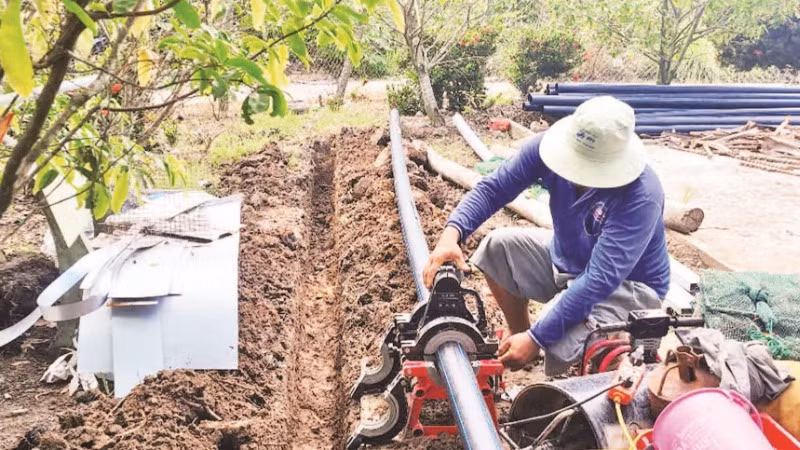 Thi công lắp đặt đường ống nước tuyến kênh Ông Tà, Ấp 3, xã Vị Trung, huyện Vị Thủy.