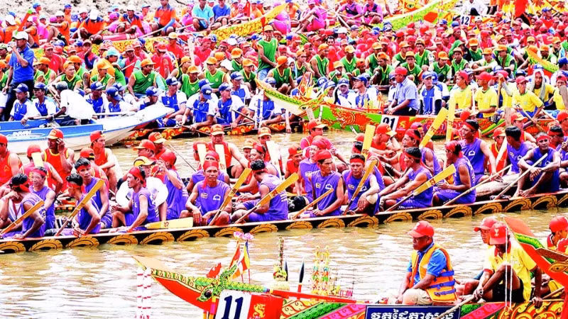 Lễ hội đua ghe Ngo Ok Om Bok của đồng bào Khmer Nam Bộ được công nhận Di sản văn hóa phi vật thể quốc gia. (Ảnh NGUYỄN PHONG)