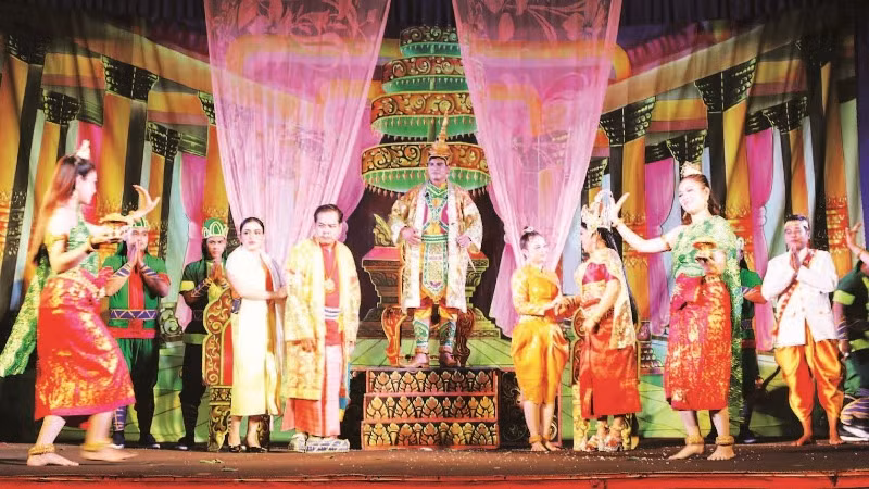 Vở diễn Dù kê “Hoàng tử Vê Son Đo” với cảnh trí sân khấu đẹp, tráng lệ, trang phục rực rỡ.