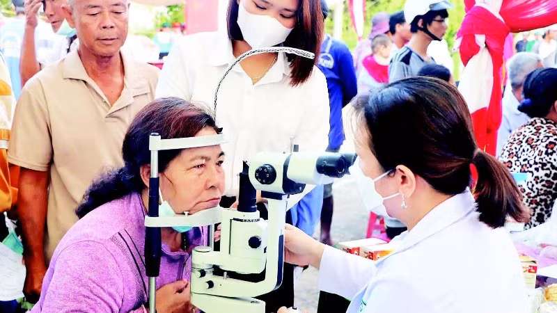 Người dân có hoàn cảnh khó khăn ở huyện Tân Hồng được khám bệnh, phát thuốc miễn phí nhân “Tháng Nhân đạo”.