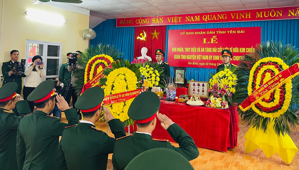 Lực lượng vũ trang truy điệu liệt sĩ Hứa Kim Chiểu. (Ảnh: THANH SƠN)