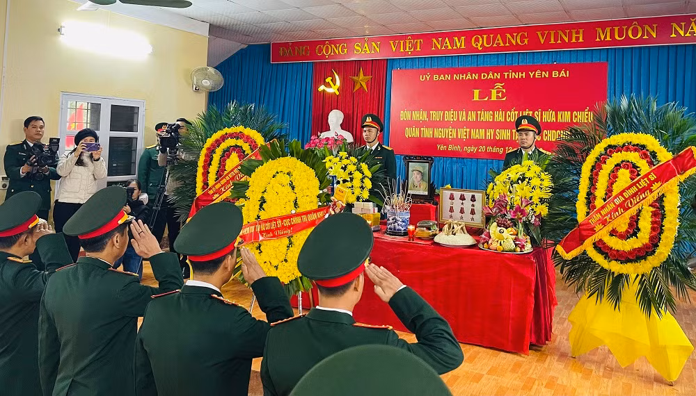 Lực lượng vũ trang truy điệu liệt sĩ Hứa Kim Chiểu. (Ảnh: THANH SƠN)