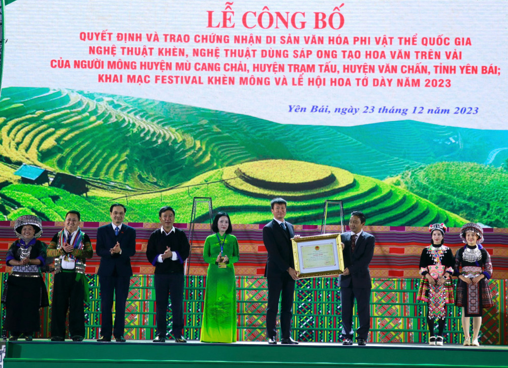 Chủ tịch Ủy ban nhân dân tỉnh Trần Huy Tuấn đón nhận Chứng nhận di sản văn hóa phi vật thể nghệ thuật Khèn Mông. (Ảnh THANH SƠN)