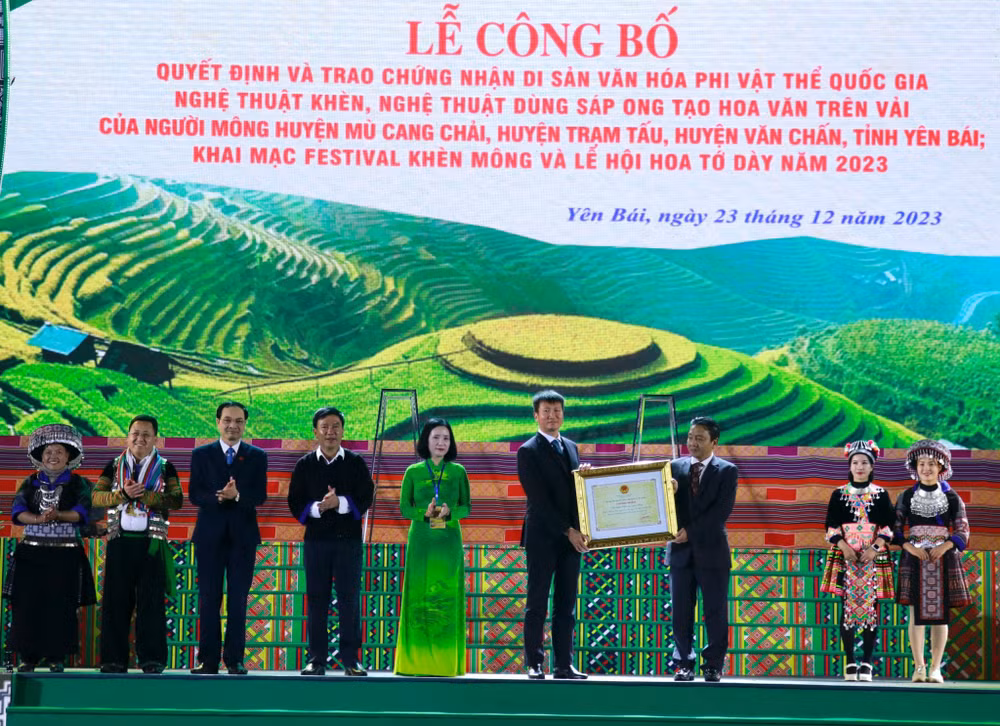 Chủ tịch Ủy ban nhân dân tỉnh Trần Huy Tuấn đón nhận Chứng nhận di sản văn hóa phi vật thể nghệ thuật Khèn Mông. (Ảnh THANH SƠN)