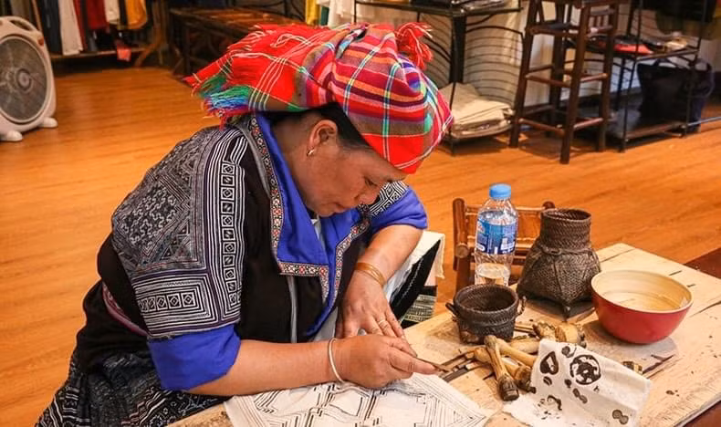 Vẽ hoa văn bằng sáp ong của đồng bào H'Mông Mù Cang Chải. (Ảnh: THANH SƠN)