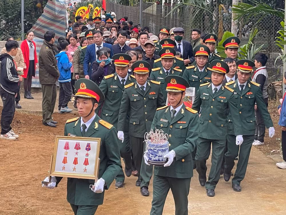 Đông đảo nhân dân trong huyện Yên Bình (Yên Bái) tham gia lễ truy điệu.