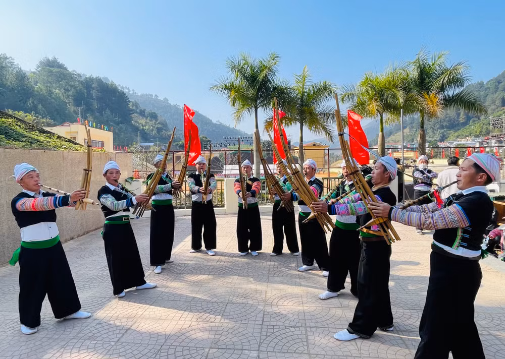 Một tiết múa khèn Mông. (Ảnh THANH SƠN)