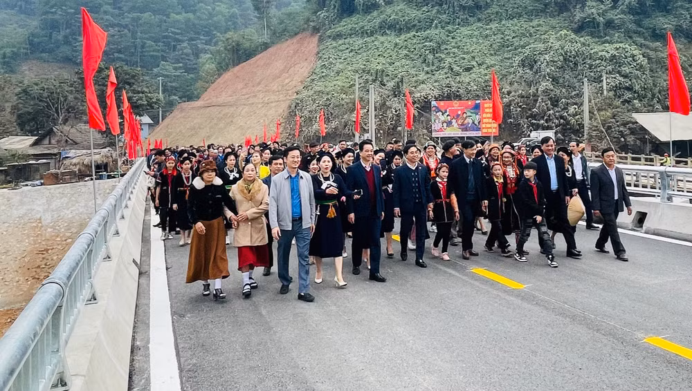 Nhân dân huyện Lục Yên (Yên Bái) hân hoan trong lễ thông cầu Tô Mậu. (Ảnh: THANH SƠN)