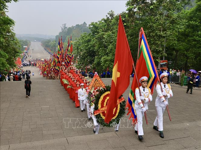 Đoàn hành lễ khởi hành lên đỉnh Nghĩa Lĩnh linh thiêng. (Ảnh: Nhật Anh/TTXVN)