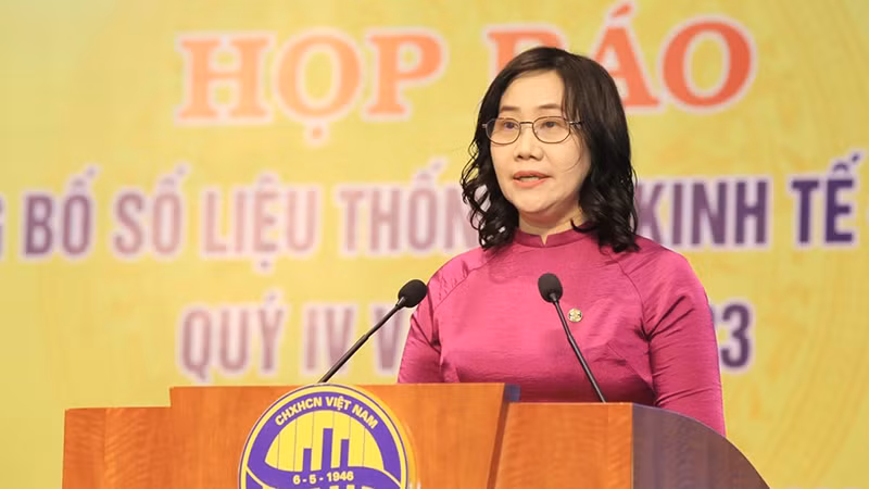 Tổng cục trưởng Thống kê Nguyễn Thị Hương tại cuộc họp báo công bố số liệu thống kê kinh tế-xã hội quý IV và năm 2023. (Ảnh: TTXVN)