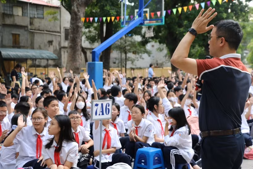 Học sinh tích cực giơ tay phát biểu ý kiến trong buổi chuyên đề.