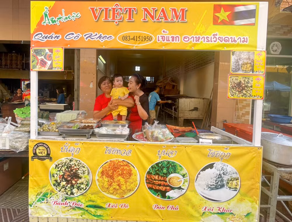 Một gia đình kiều bào 3 thế hệ ở Udon Thani giới thiệu các món đặc sản bánh đúc, xôi vò, bún chả, xôi khúc.