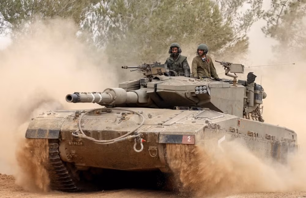 Xe quân sự Israel di chuyển sát biên giới với Dải Gaza ngày 5/12/2023. (Ảnh: AFP/TTXVN)