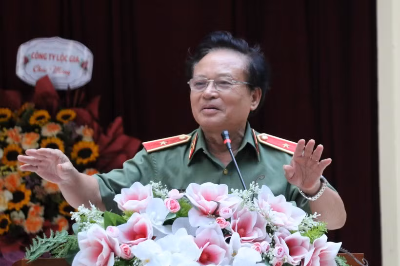 Thiếu tướng Nguyễn Hồng Thái, nguyên Tổng Biên tập Tạp chí Công an nhân dân, cố vấn cao cấp báo Giáo dục và Thời đại phát biểu tại chuyên đề.