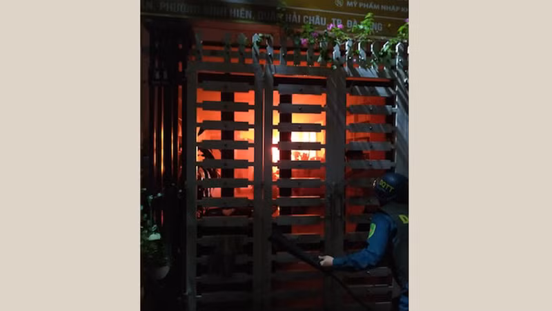 Lực lượng tuần tra 8394 phá cửa tầng 1 khi đám cháy bùng phát. (Ảnh: Công an cung cấp)