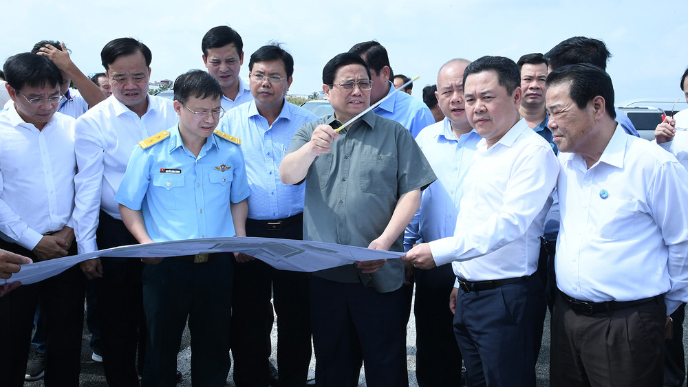 Thủ tướng Phạm Minh Chính khảo sát Cảng hàng không Cà Mau, cho ý kiến về việc cải tạo, nâng cấp và xây mới đường cất hạ cánh.