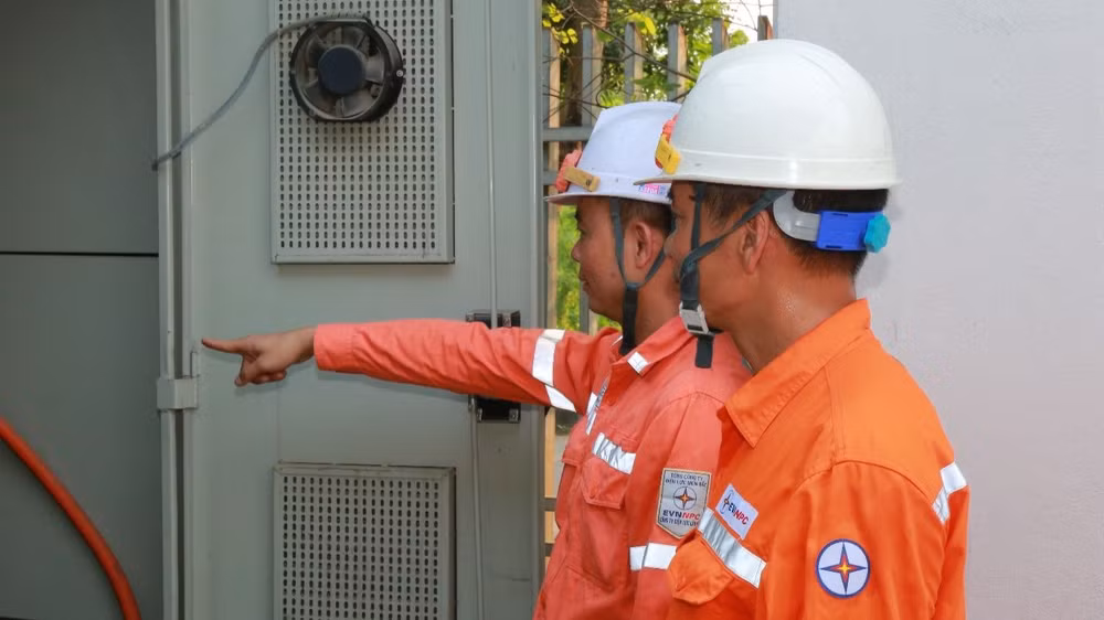 Nhân viên Điện lực Lào Cai kiểm tra, rà soát các đường dây và trạm biến áp cấp điện cho các điểm thi.