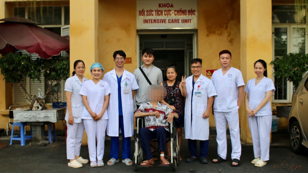 Người bệnh cùng gia đình và ê-kíp cấp cứu ngày ra viện.