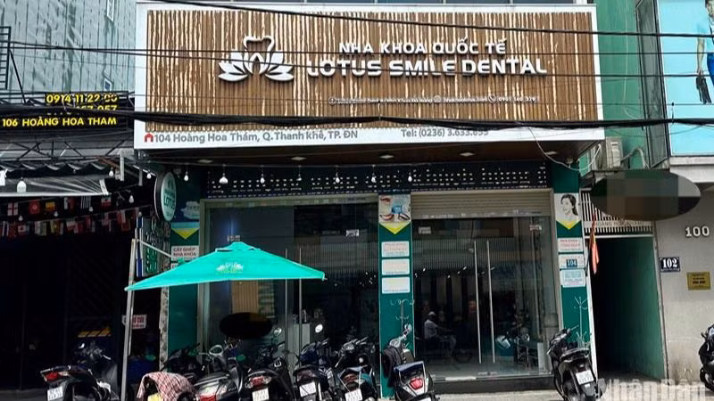 Nha khoa quốc tế Lotus Smile Dental (104 Hoàng Hoa Thám, quận Thanh Khê) vi phạm cung cấp dịch vụ khám bệnh, chữa bệnh vượt quá phạm vi chuyên môn được ghi trong giấy phép hoạt động khám bệnh chữa bệnh. (Ảnh: ANH ĐÀO)