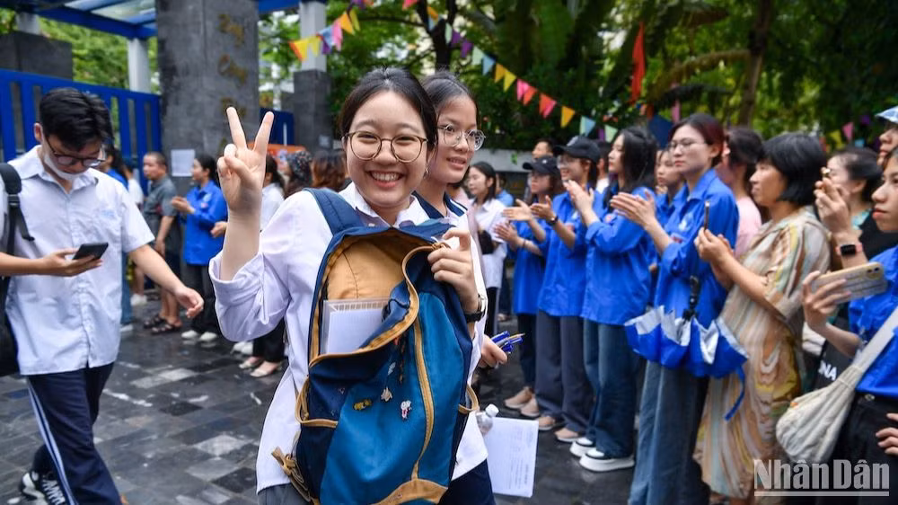 Thí sinh sau khi hoàn thành bài thi Ngữ văn sáng 27/6. (Ảnh: THÀNH ĐẠT)