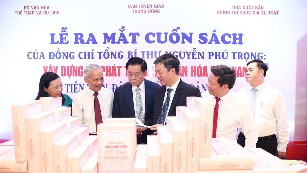 Quang cảnh gian trưng bày sách của Tổng Bí thư "Xây dựng và phát triển nền văn hóa Việt Nam tiên tiến, đậm đà bản sắc dân tộc".